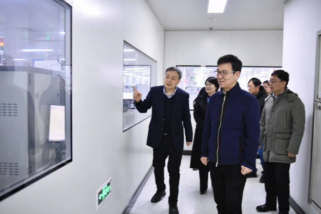 滨江区委书记章登峰走访慰问allwin微春节坚守岗位的一线干部职工